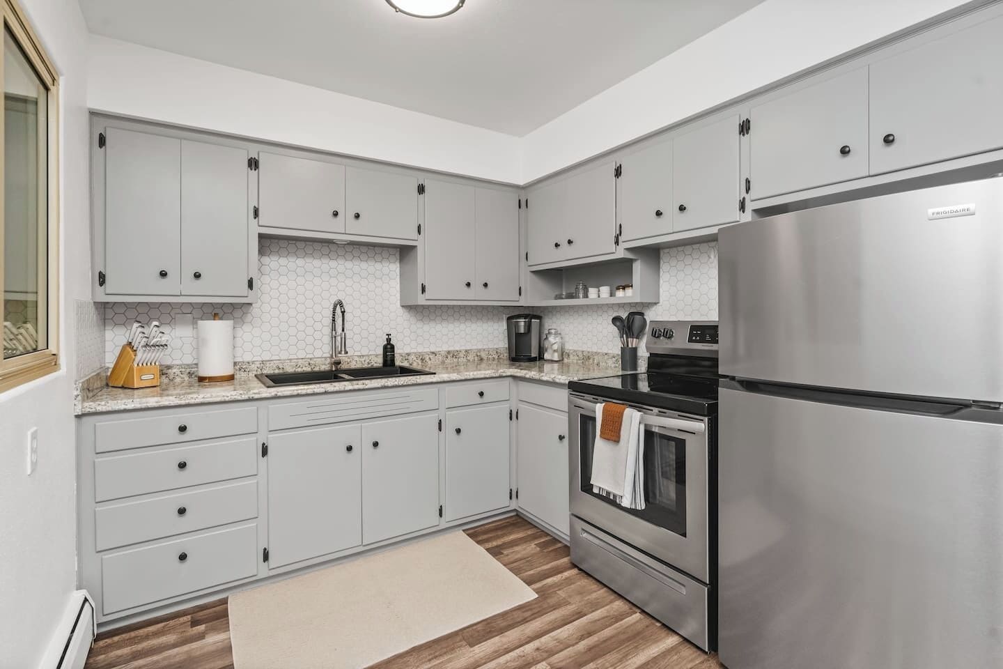 Réfrigérateur, micro-ondes, four, cafetière/bouilloire