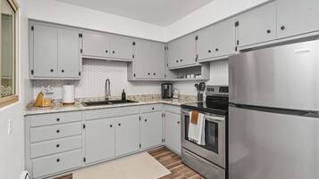 Réfrigérateur, micro-ondes, four, cafetière/bouilloire