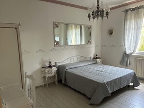 Dobbelt- eller tomannsrom – comfort, hageutsikt | Skrivebord, skrivebord for bærbar PC og wi-fi (inkludert)