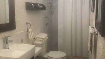 吹风机、毛巾、肥皂、洗发水