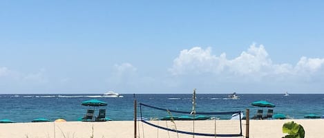 Una spiaggia nelle vicinanze
