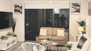 Apartemen Mewah, 2 kamar tidur, akses difabel, dapur kecil | Area keluarga | Smart TV dan printer