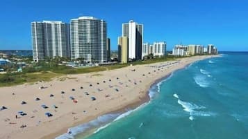 Apartemen Mewah, 2 kamar tidur, akses difabel, dapur kecil | 2 kamar tidur, Wi-Fi gratis, dan seprai linen