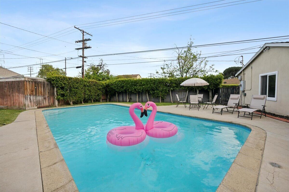 Large private pool, Near Universal, Hollywood, Airport BUR, Restaurants/Cafe. 