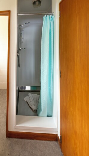 Appartamento familiare, 1 camera da letto, non fumatori, frigorifero e microonde | Bagno | Doccia, asciugacapelli, asciugamani, sapone
