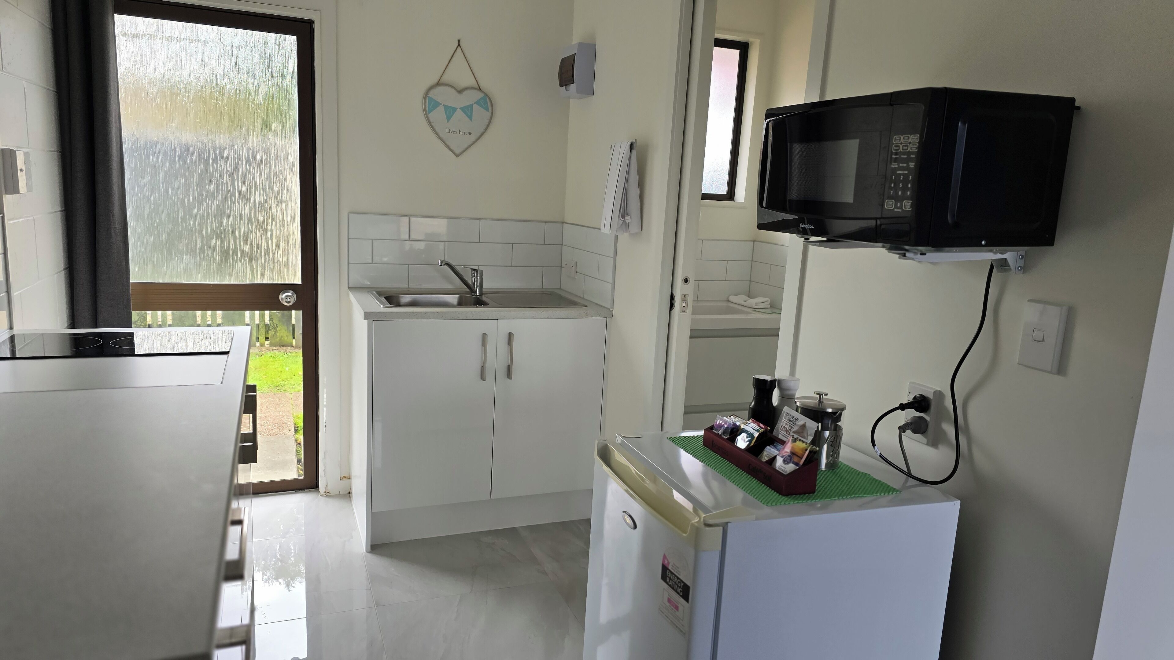 Studio Deluks, patio, pemandangan halaman | Dapur pribadi | Lemari es besar, microwave, dan pemanggang roti