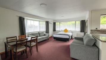 1 habitación, tabla de planchar con plancha, wifi gratis y ropa de cama