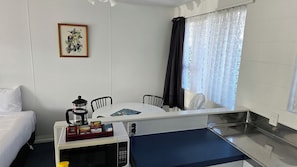 Comfort-Apartment, Blick auf den Innenhof | Essbereich im Zimmer