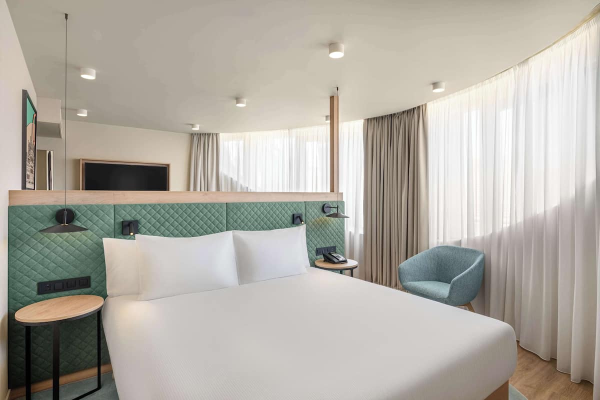 Suite junior, 1 cama de matrimonio grande | Ropa de cama hipoalergénica, minibar, caja fuerte y escritorio