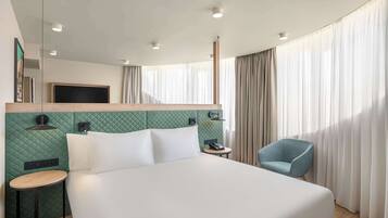 Juniorsvit - 1 kingsize-sÀng | Allergitestade sÀngklÀder, minibar och vÀrdeförvaringsskÄp pÄ rummet