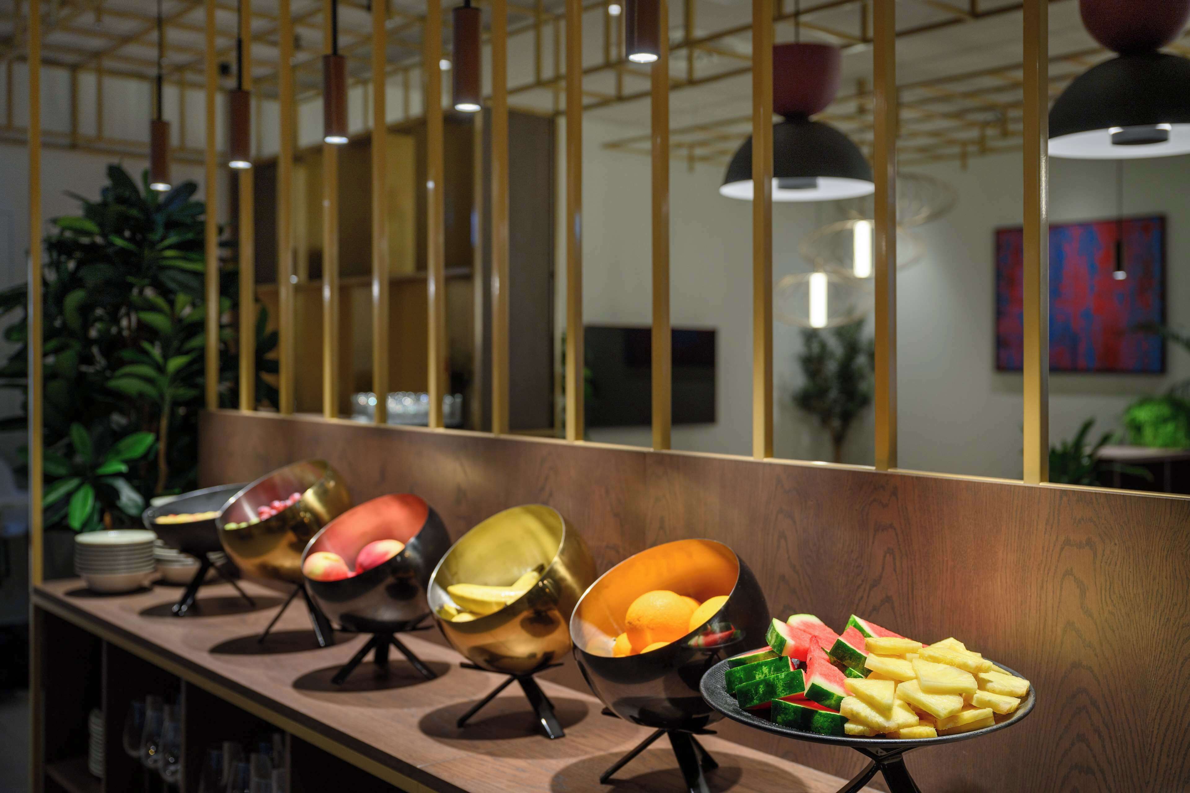 Een buffet met diverse soorten fruit en groenten, gerangschikt in kommen.