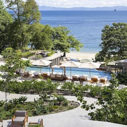 10 座室外游泳池,提供遮陽小屋 (付費)和泳池遮陽傘