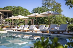 10 Außenpools, Cabañas (gegen Gebühr), Sonnenschirme
