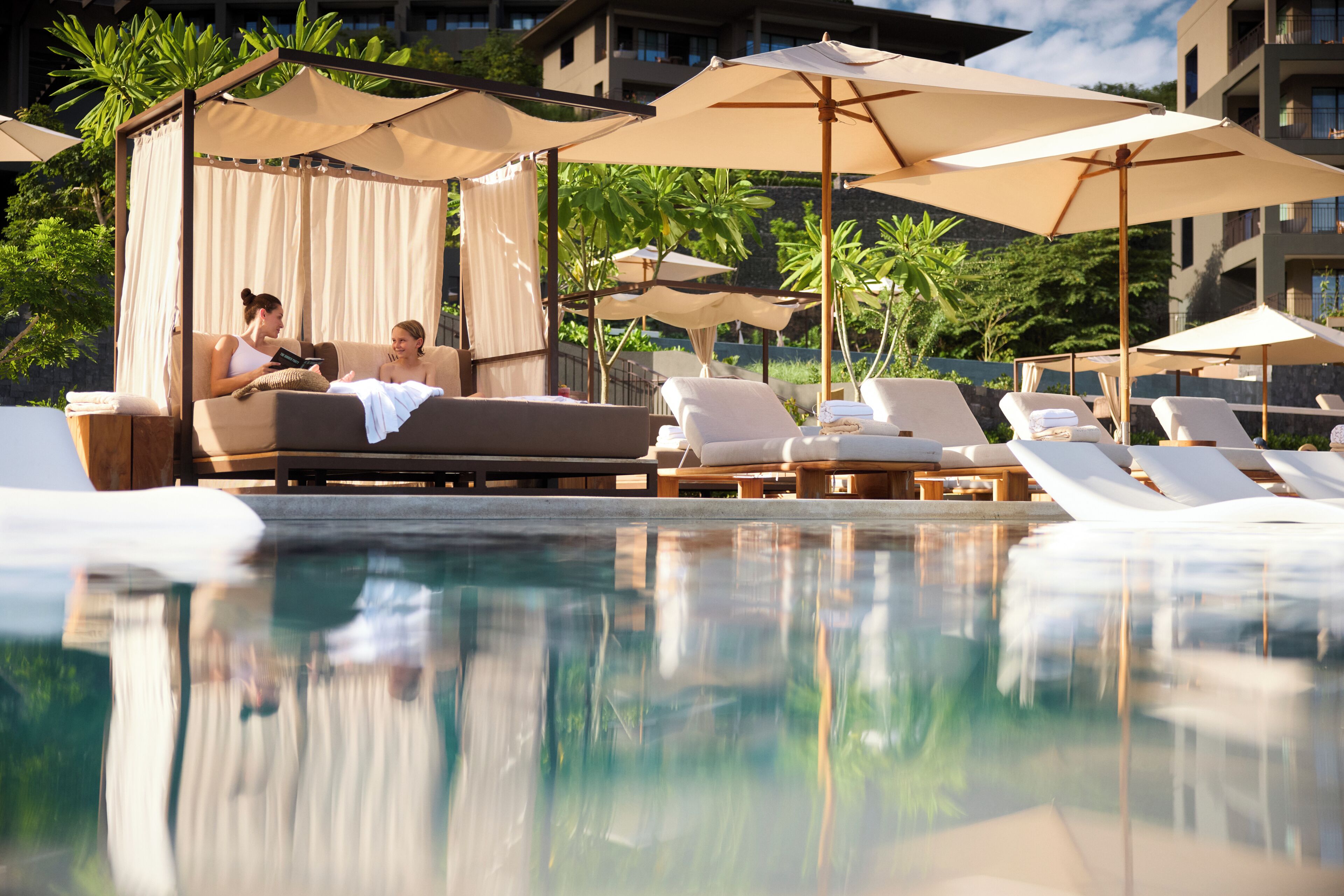 10 piscinas al aire libre, camas de piscina con cargo, sombrillas
