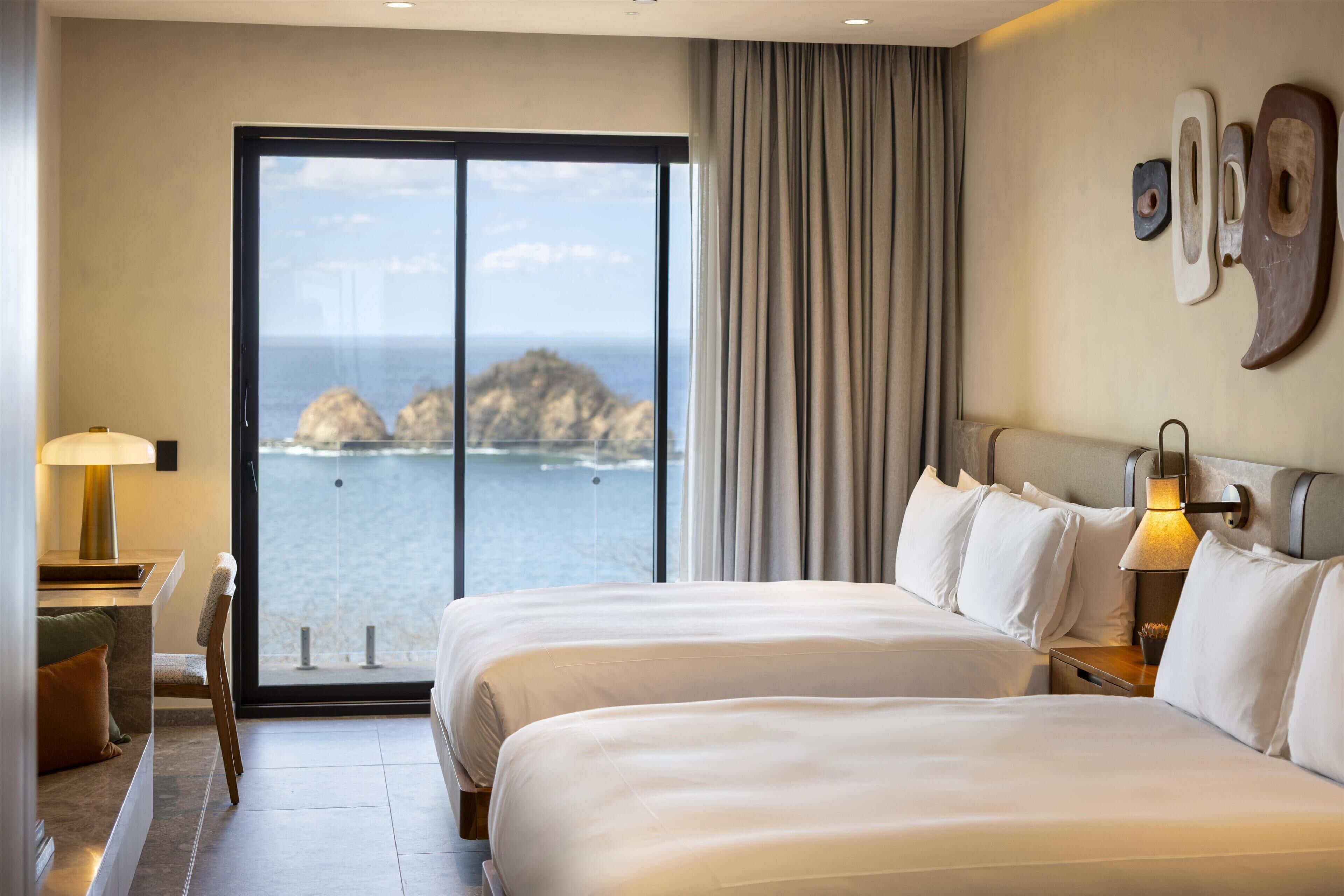Ropa de cama de alta calidad, cubrecamas y minibar 