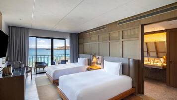 2 Qn Ocean Mobility/Hearing Access RI Shower | Ropa de cama de alta calidad, edredón y minibar