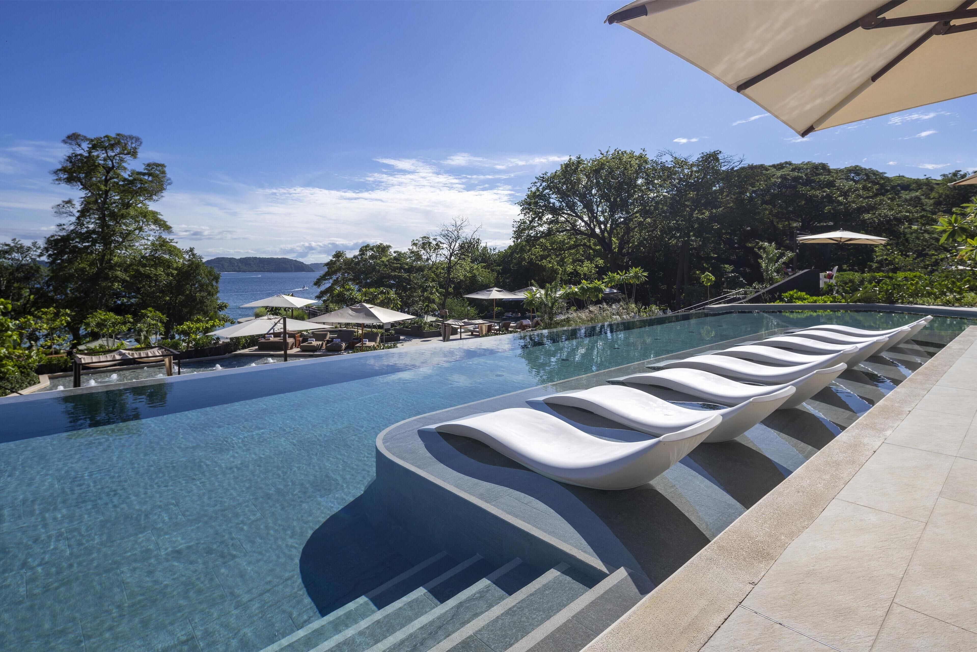 10 piscinas al aire libre, cabañas de piscina (de pago), sombrillas