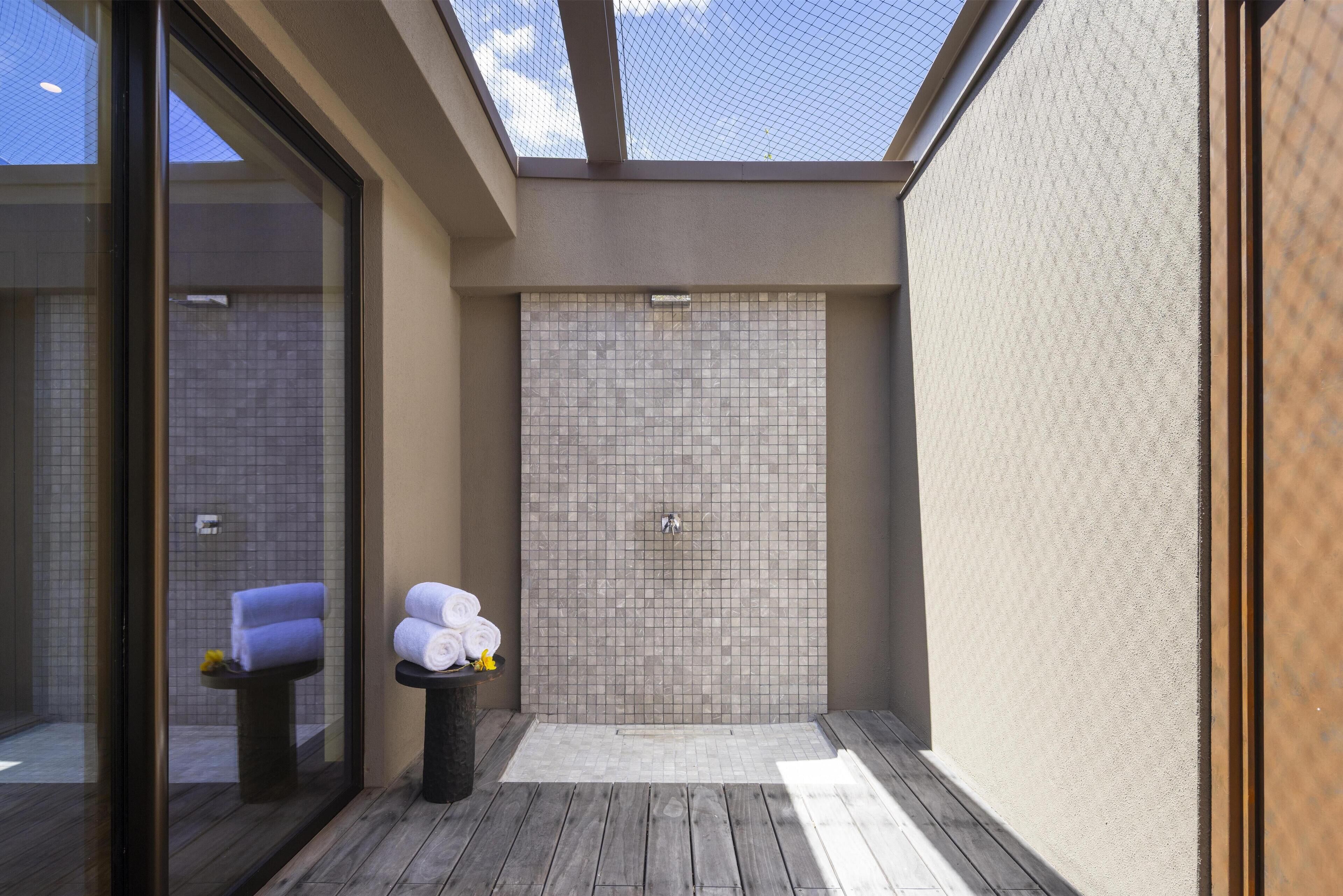 Couples treatment rooms, sauna, hot tub, steam room, body treatments