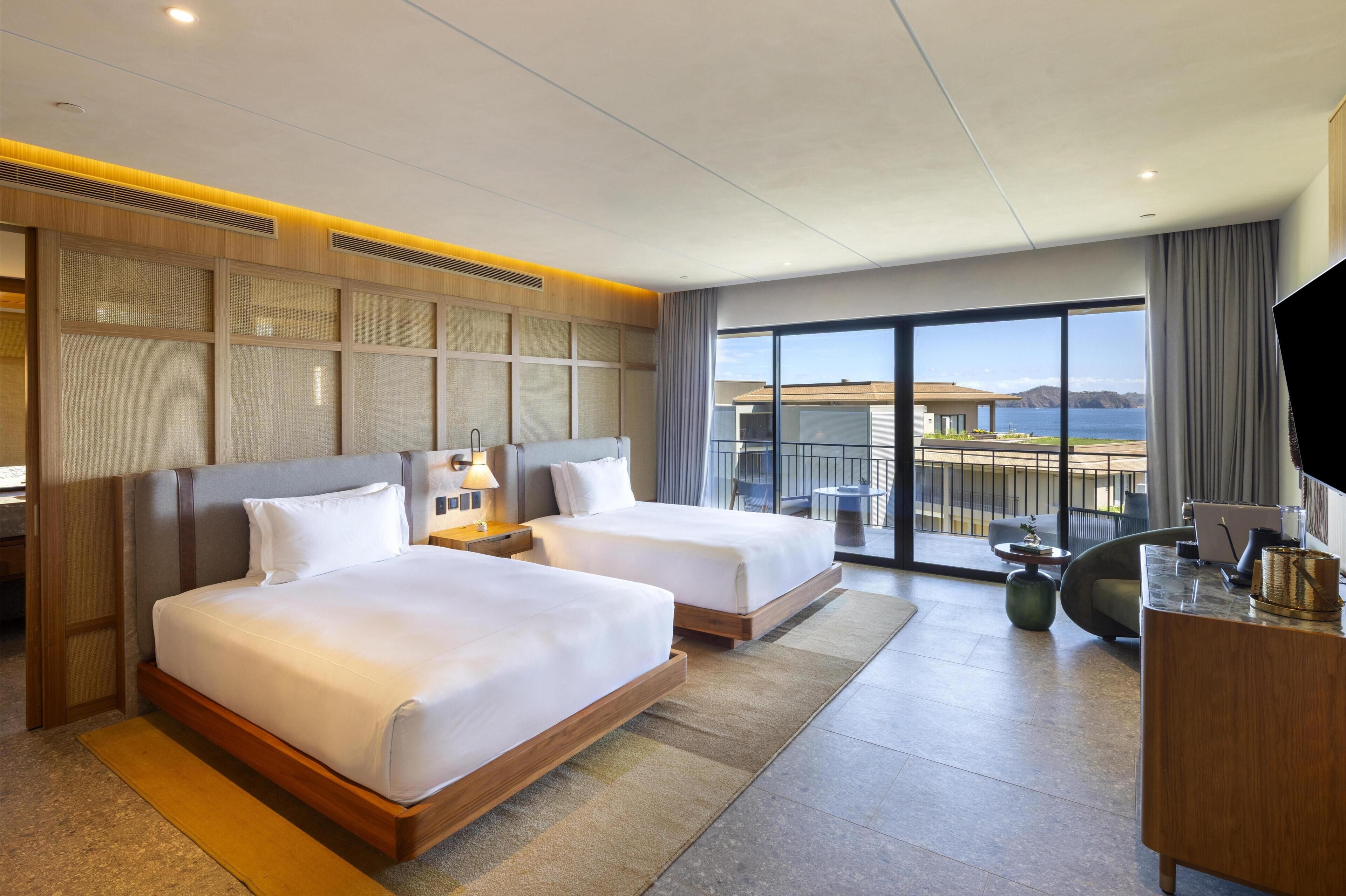 Ropa de cama de alta calidad, cubrecamas y minibar 
