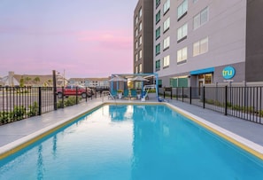 Outdoor pool - Tru By Hilton Panama City Beach (Panama City Beach)
