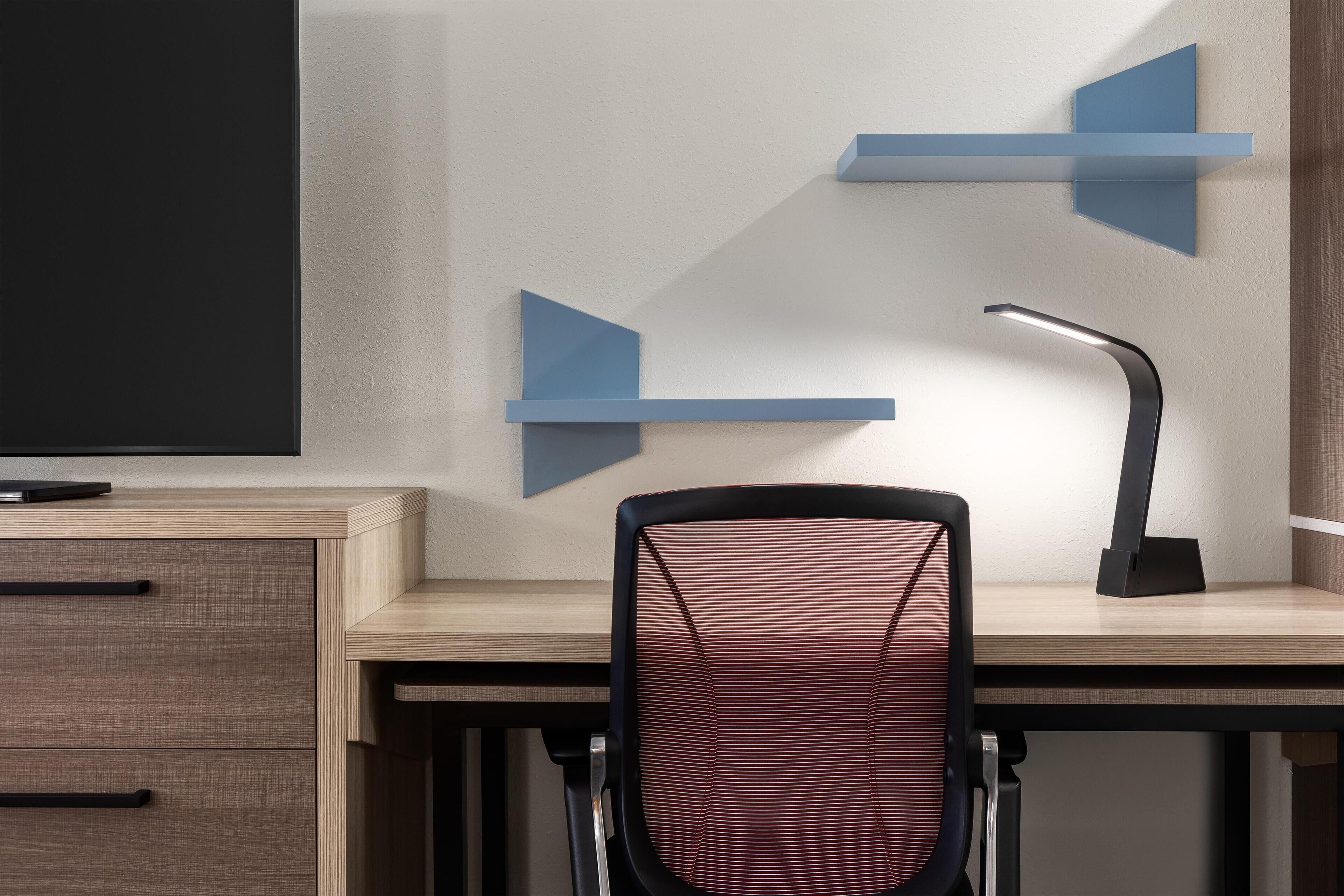 Meja kerja, ruang kerja ramah laptop, dan tirai kedap cahaya