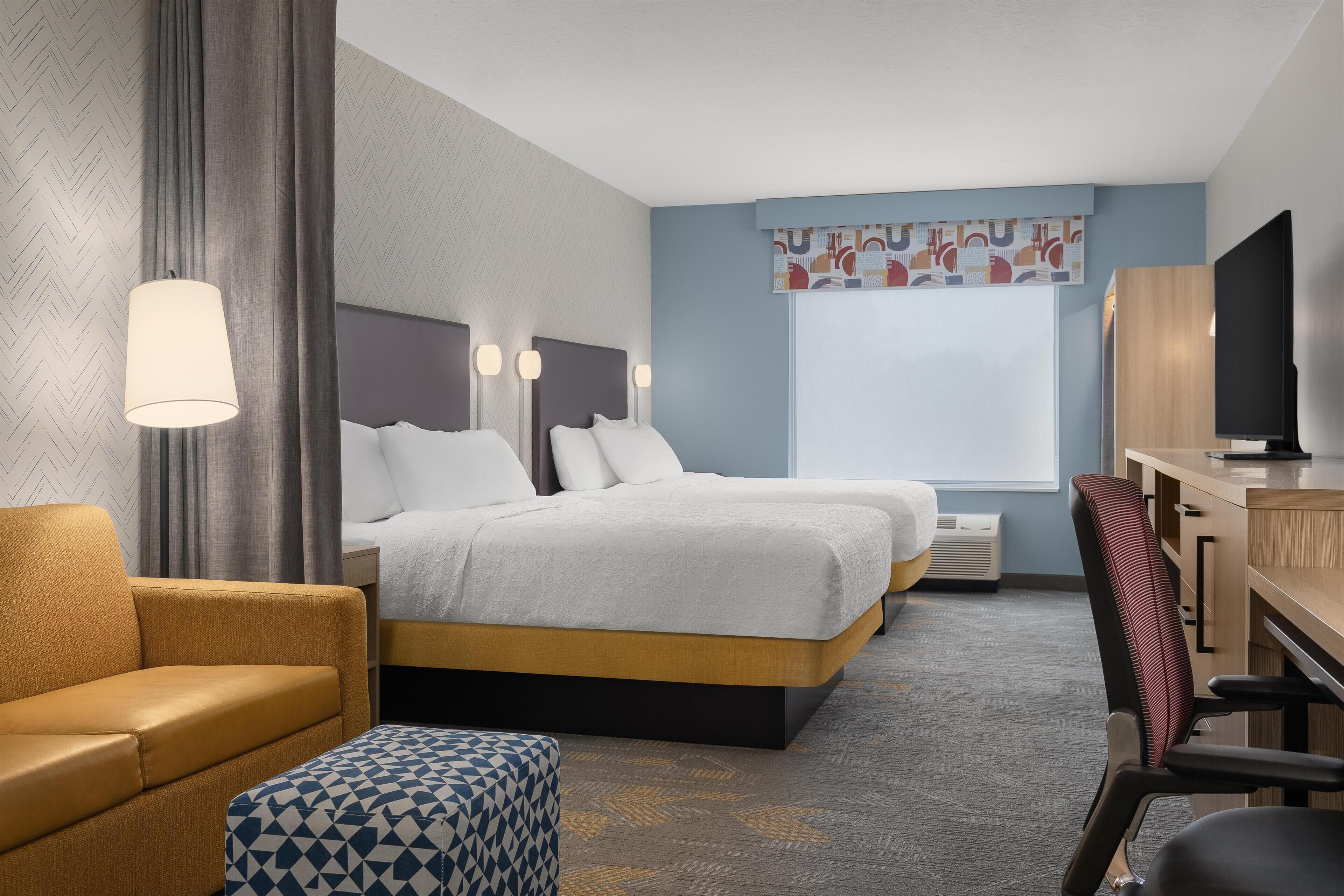 Studio Suite, 2 Tempat Tidur Queen | Area keluarga | Televisi LED 55-inci dengan saluran TV digital