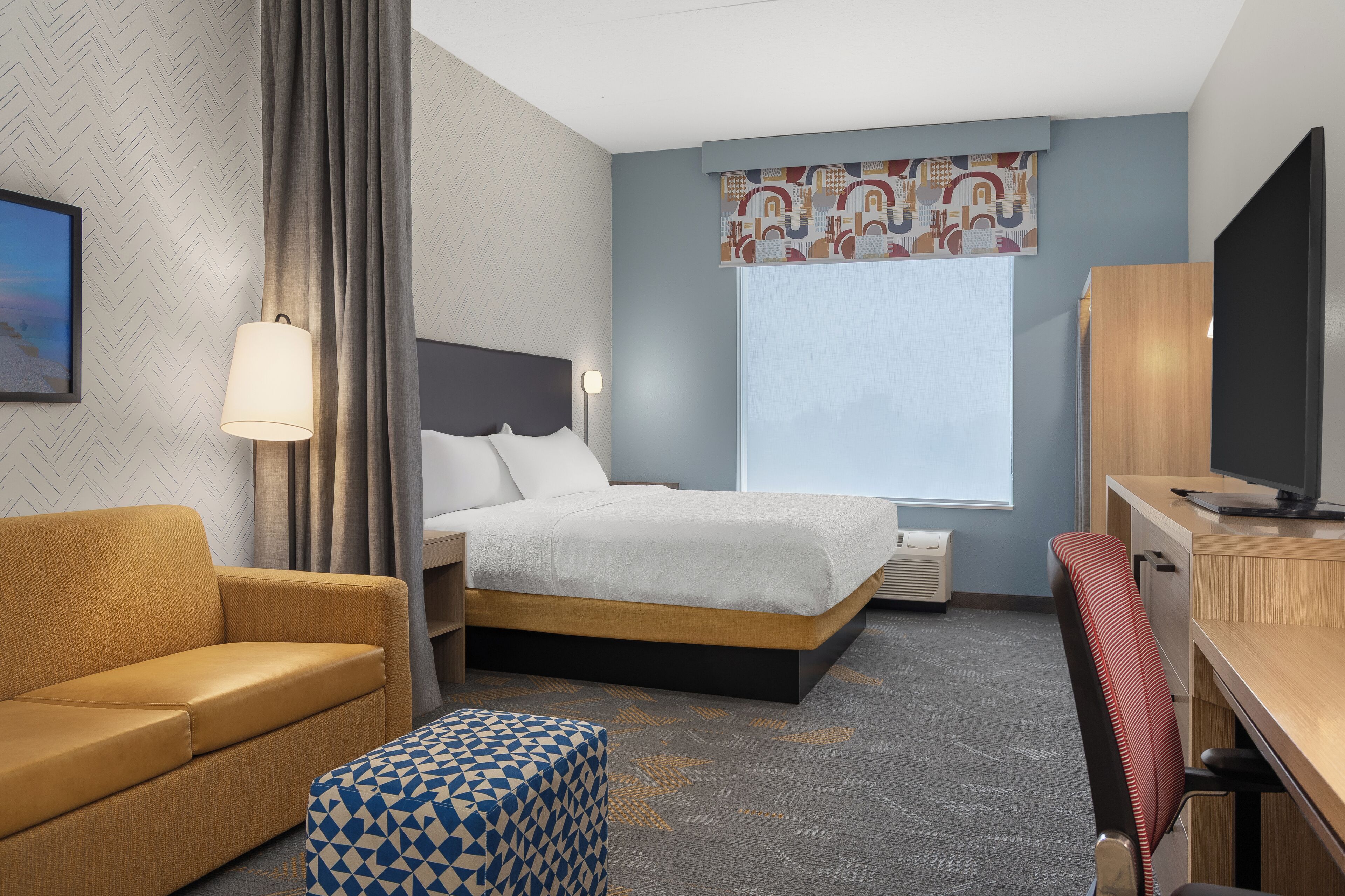 Suite estudio, 1 cama King size | Escritorio, espacio para trabajar con laptop y cortinas blackout 