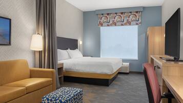Suite estudio, 1 cama King size | Escritorio, espacio para trabajar con laptop y cortinas blackout