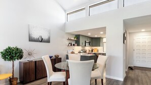Una cocina moderna con comedor.
