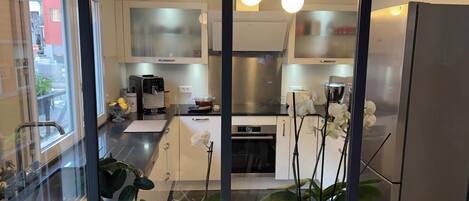 Kjøleskap, mikrobølgeovn, ovn og kokeplater