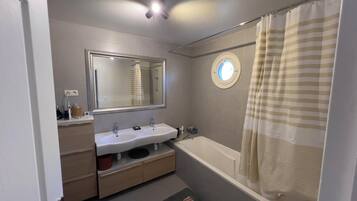 Een douche, een haardroger, handdoeken, zeep