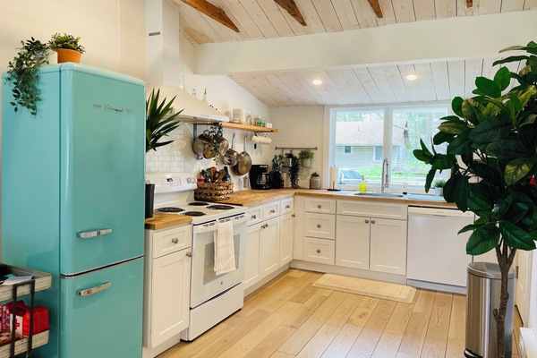 Refrigerador, horno, placa de cocina, cafetera/tetera