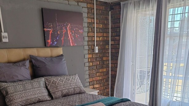 Iron/ironing board, free WiFi - Good and Proper GuestLodge (Vereeniging)