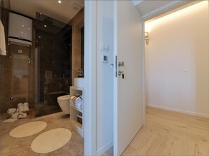 Shower, hair dryer, towels