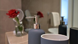 Shower, hair dryer, towels - Via Porto Rooms - Deluxe Room with King Bed (Split)