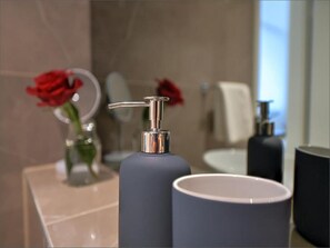 Dusj, hårføner og håndklær