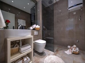 Dusj, hårføner og håndklær