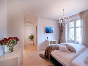 1 bedroom, iron/ironing board, Internet - Via Porto Rooms - Deluxe Room with King Bed (Split)