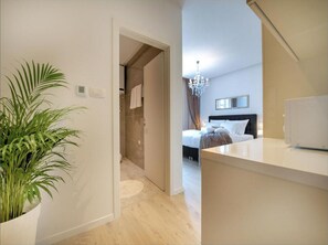 Shower, hair dryer, towels - Via Porto Rooms - Deluxe Room with King Bed (Split)