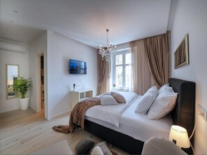 1 bedroom, iron/ironing board, Internet - Via Porto Rooms - Deluxe Room with King Bed (Split)
