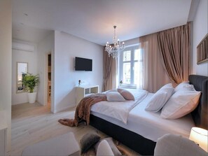 1 bedroom, iron/ironing board, Internet - Via Porto Rooms - Deluxe Room with King Bed (Split)