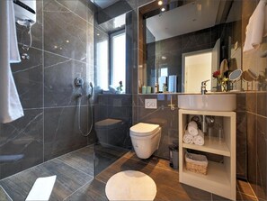 Shower, hair dryer, towels - Via Porto Rooms - Deluxe Room with King Size Bed (Split)