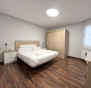 4 quartos, Wi-Fi, roupa de cama, acesso para cadeiras de rodas
