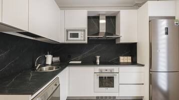 Frigorífico, microondas, horno y placa de cocina