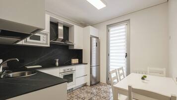 Frigorífico, microondas, horno y placa de cocina