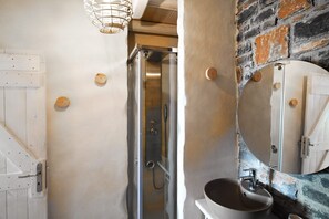 Dusj, håndklær, såpe og sjampo