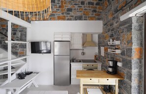 Réfrigérateur, four, plaque de cuisson, cafetière/bouilloire