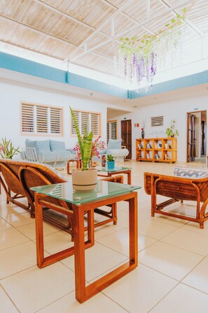 Coin salon dans le hall