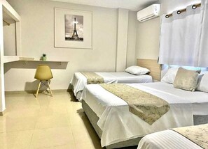 Quarto quádruplo básico | Wi-Fi de cortesia, roupa de cama