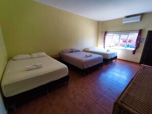 Habitación triple familiar, vistas al patio | Ropa de cama de alta calidad y ropa de cama